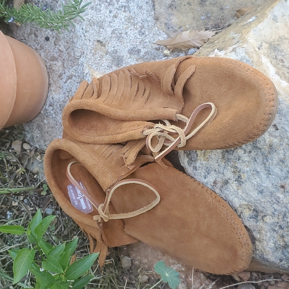 Minnetonka Moccasins 8.5 - Picture 6 of 9